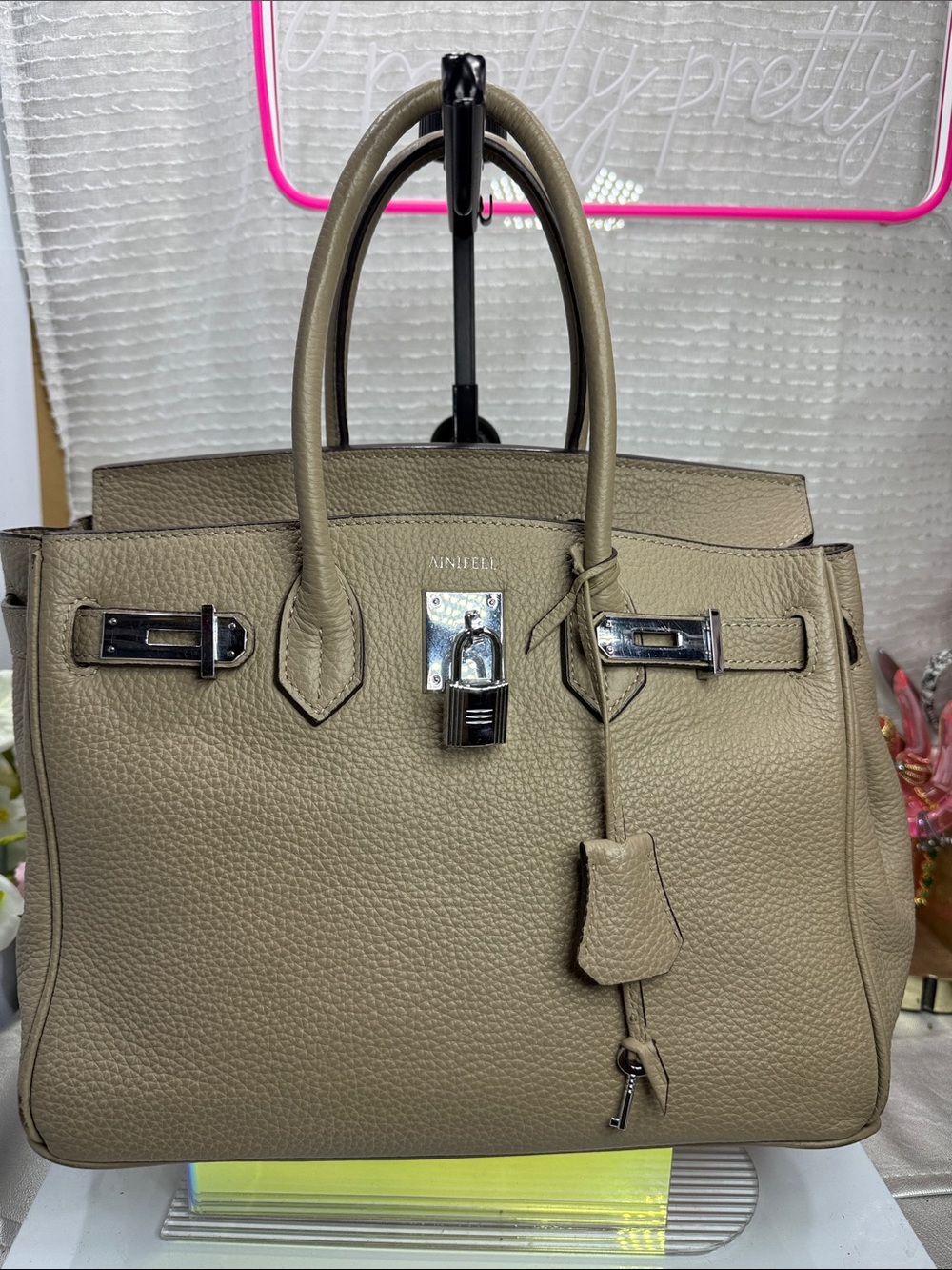 (E4) Ainifeel Pebble
Leather handbag (textured, grained with silver H lock)
